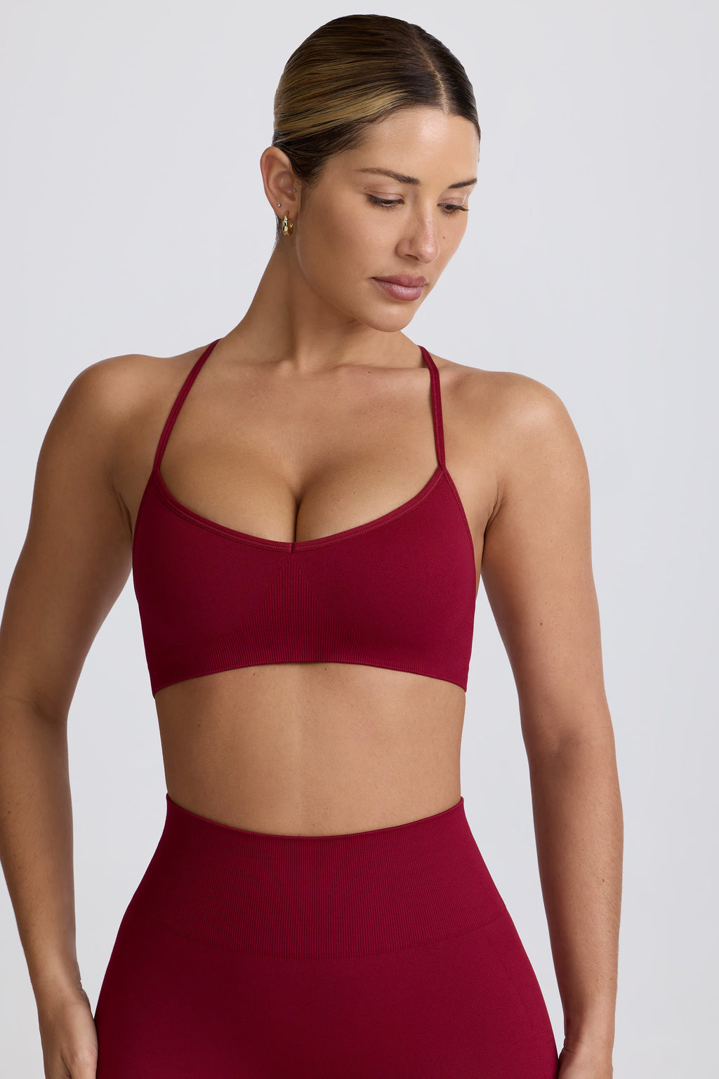 Chic Super Sculpt Seamless Cross-Back Sports Bra in Burgundy