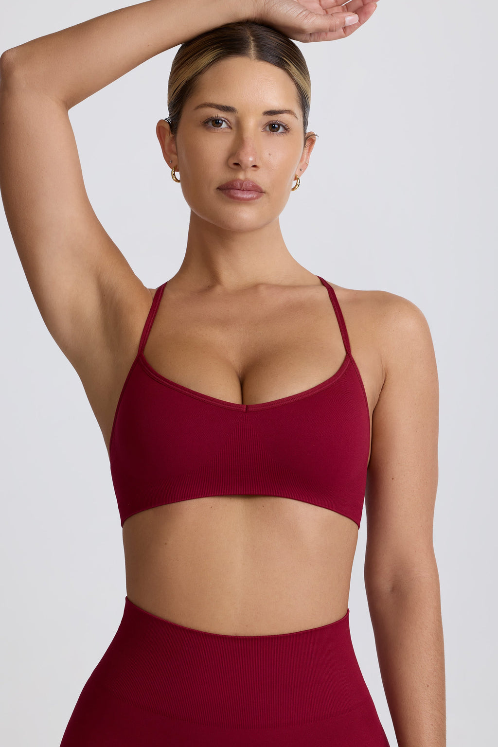 Chic Super Sculpt Seamless Cross-Back Sports Bra in Burgundy