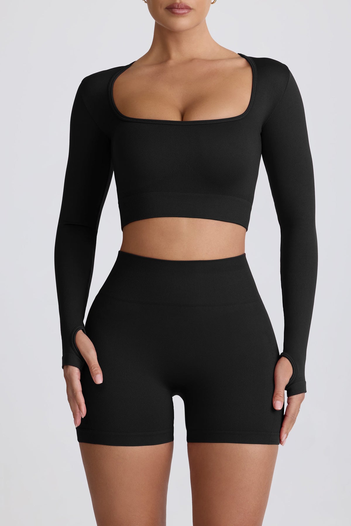 Chic Super Sculpt Seamless Long-Sleeve Crop Top in Black