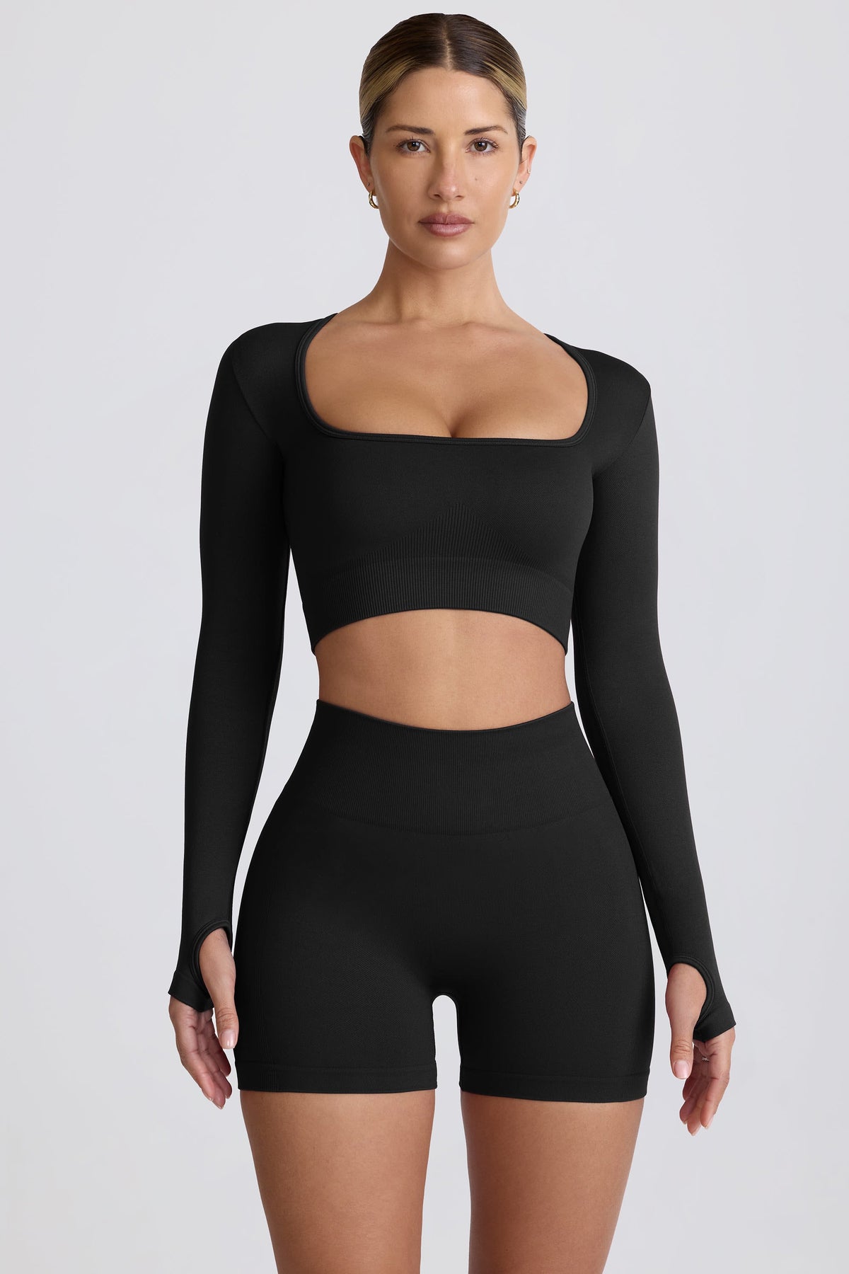 Chic Super Sculpt Seamless Long-Sleeve Crop Top in Black