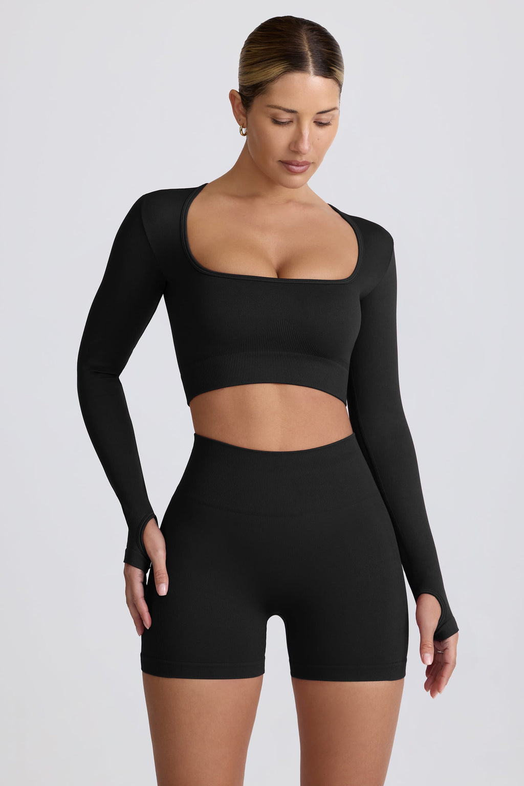 Chic Super Sculpt Seamless Long-Sleeve Crop Top in Black