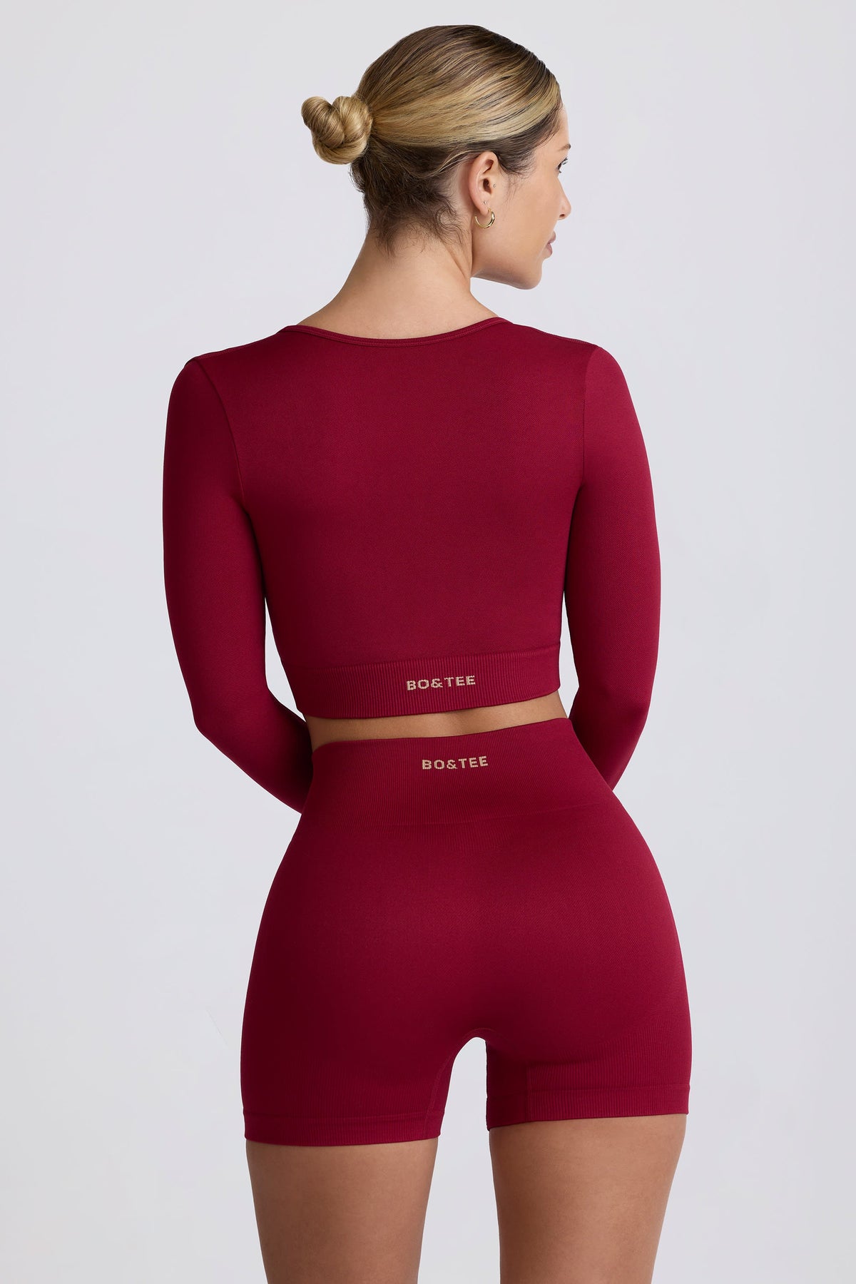 Chic Super Sculpt Seamless Long-Sleeve Crop Top in Burgundy