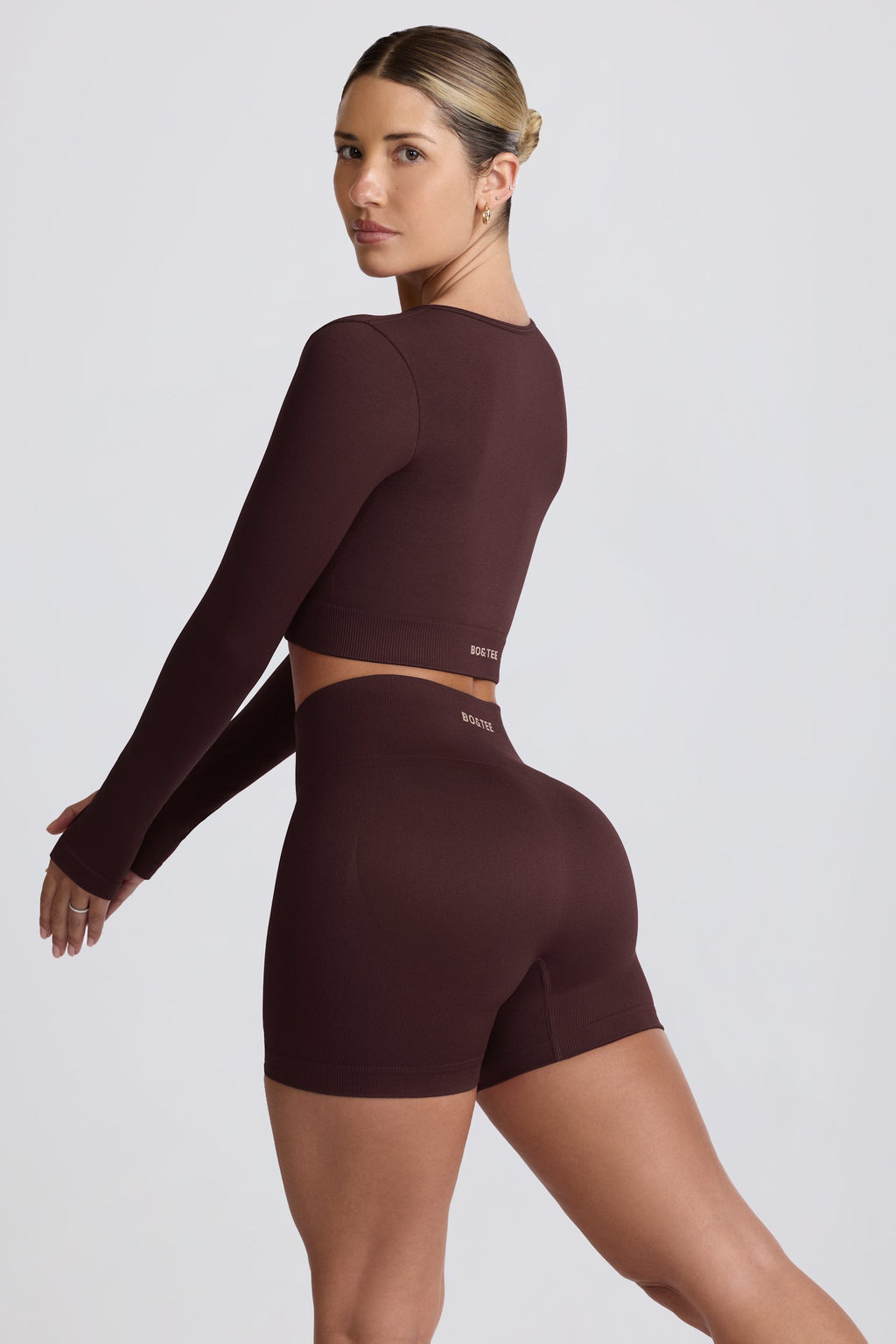 Chic Super Sculpt Seamless Long-Sleeve Crop Top in Chocolate