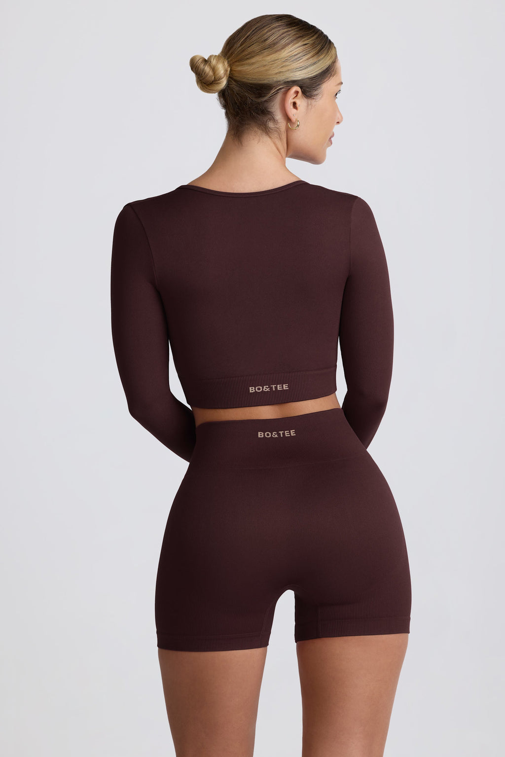 Chic Super Sculpt Seamless Long-Sleeve Crop Top in Chocolate