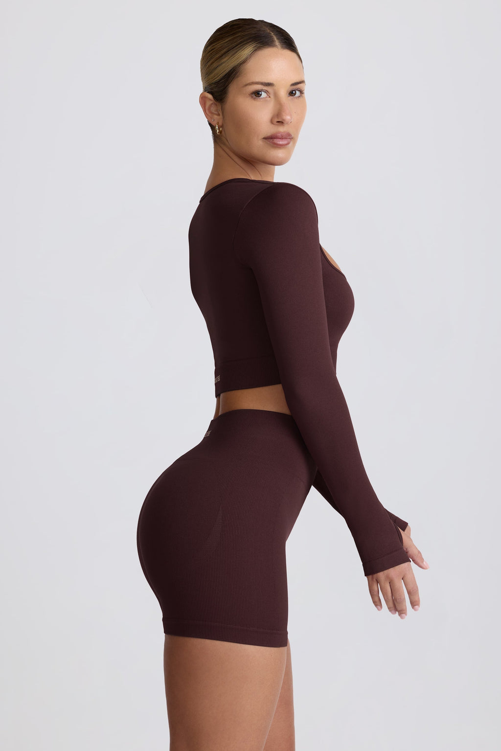 Chic Super Sculpt Seamless Long-Sleeve Crop Top in Chocolate