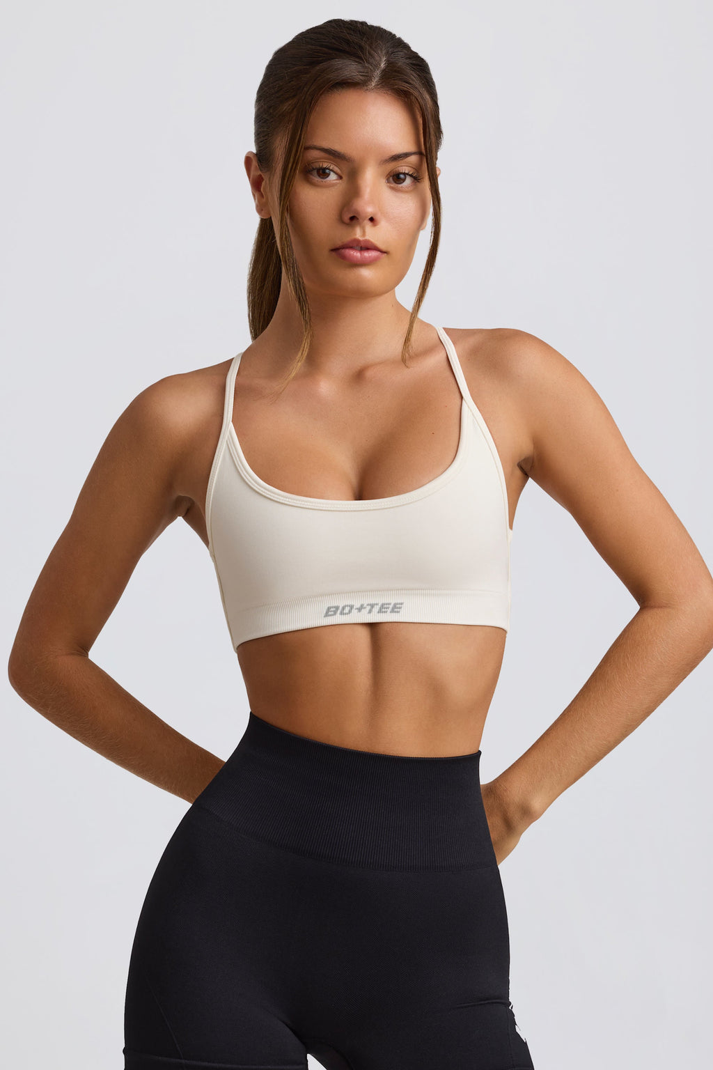 Chic Super Sculpt Seamless Backless Sports Bra in White