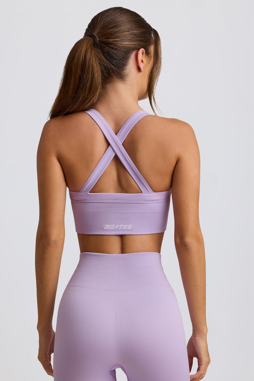Chic Super Sculpt Seamless Cross-Back Sports Bra in Lavender