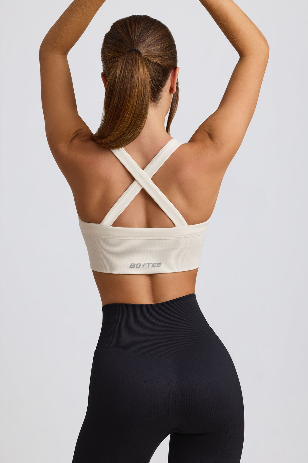 Chic Super Sculpt Seamless Cross-Back Sports Bra in White